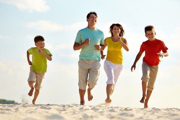 Familia realizando actividad física junta