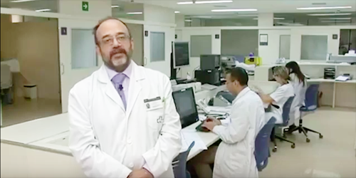 Doctor del equipo de cirugía sin sangre