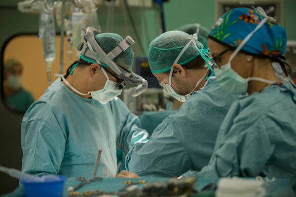 Médicos operando en el quirófano