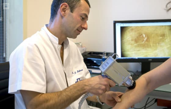 Dr-Joan-Dalmau-con-paciente-teknon-barcelona