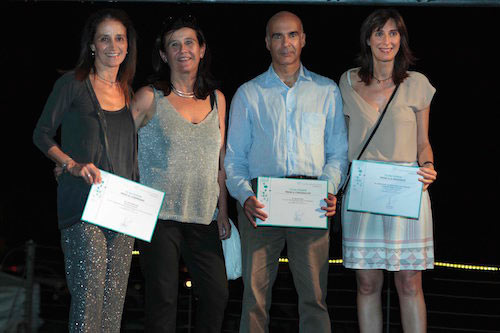 Premiados recogiendo el galardón de Tu fas Teknon