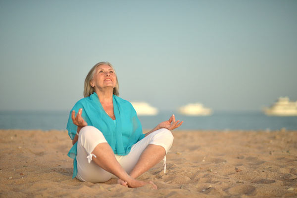 Mujer madura en la playa