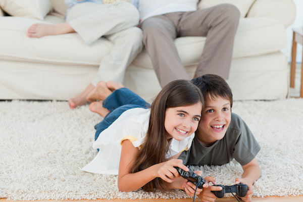 Niños jugando a videojuegos