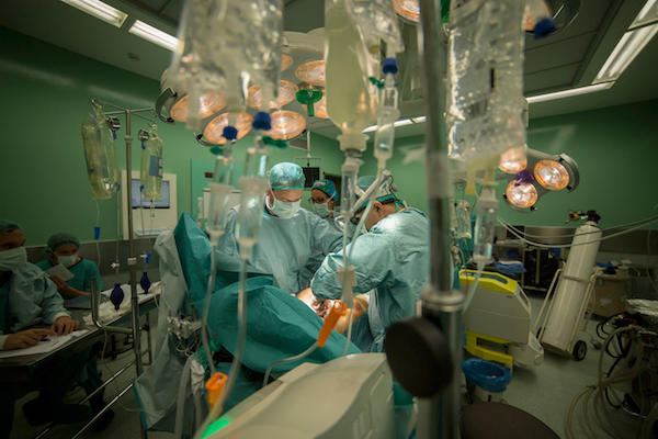 Equipo médico en el quirófano