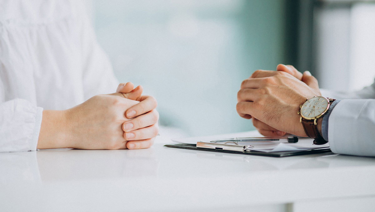 melanoma-medico-con-paciente-teknon-bacelona