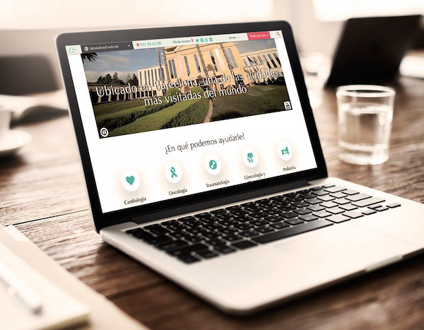 Portátil con la nueva web de Teknon en la pantalla