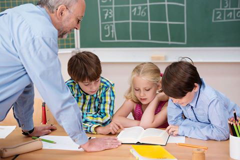 Profesor y alumnos en el colegio