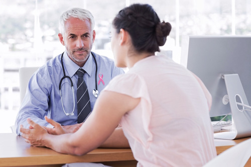 Médico y paciente en consulta de cáncer de mama