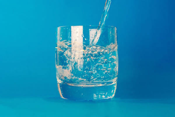 Vaso de agua siendo llenado