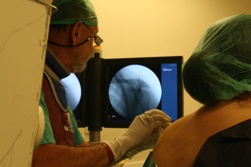 Paciente y médico en una sesión de dolor articular