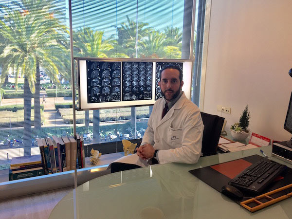 Dr. Juan Muñoz Ortego en su consultorio