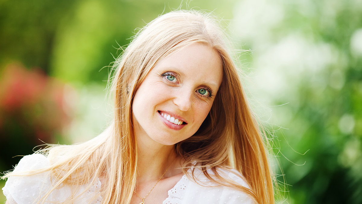 mujer-feliz-mediana-edad-rubia