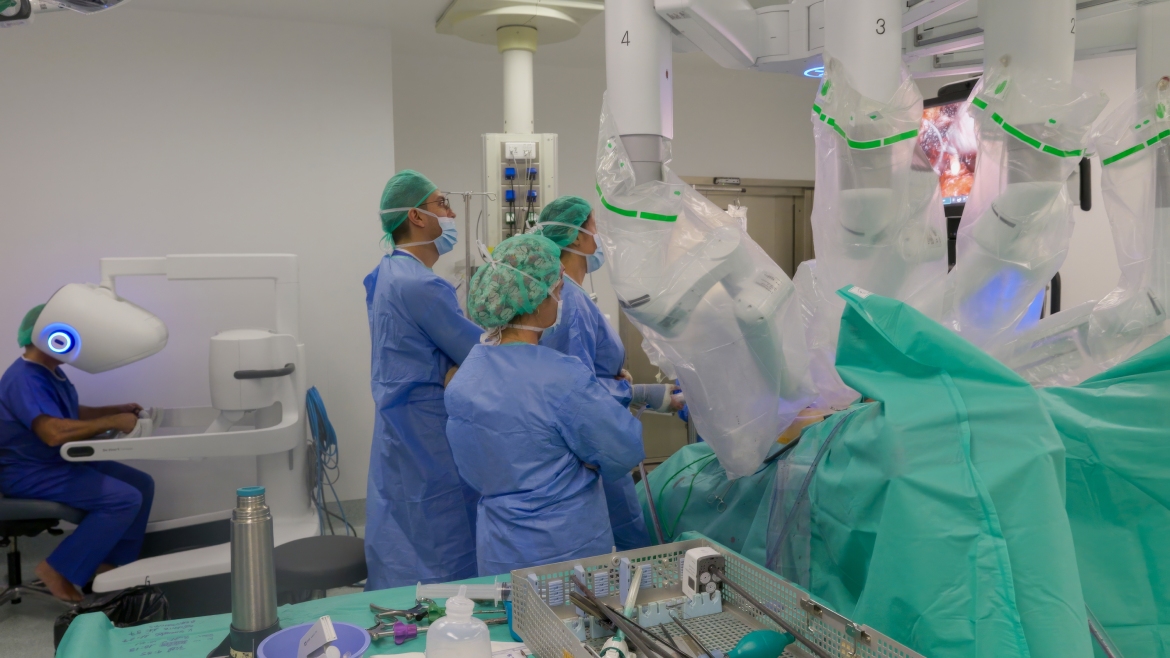 teknon-primer-hospital-Cataluña-incorporar-tecnologia-robotica-Da-Vinci-5