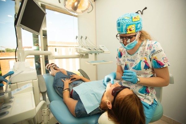 Dra. con bata odontopediatría