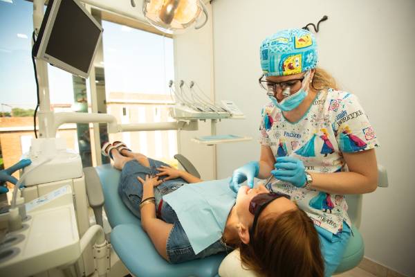 Dra. con bata odontopediatría