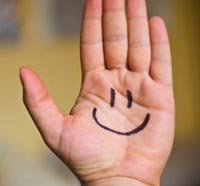 Palma de la mano con una cara de felicidad