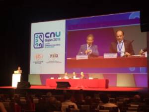 Sesión plenaria sobre nuevos tratamientos para la litiasis con los doctores Carlos Torrecilla y Juan M. López.