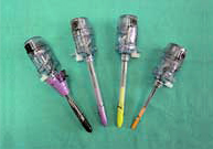 Trocars a través dels quals es col·loquen els instruments per a la intervenció