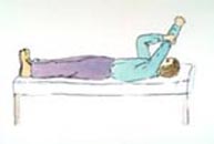 Paciente efectuando un ejercicio de estiramiento capsular del hombro