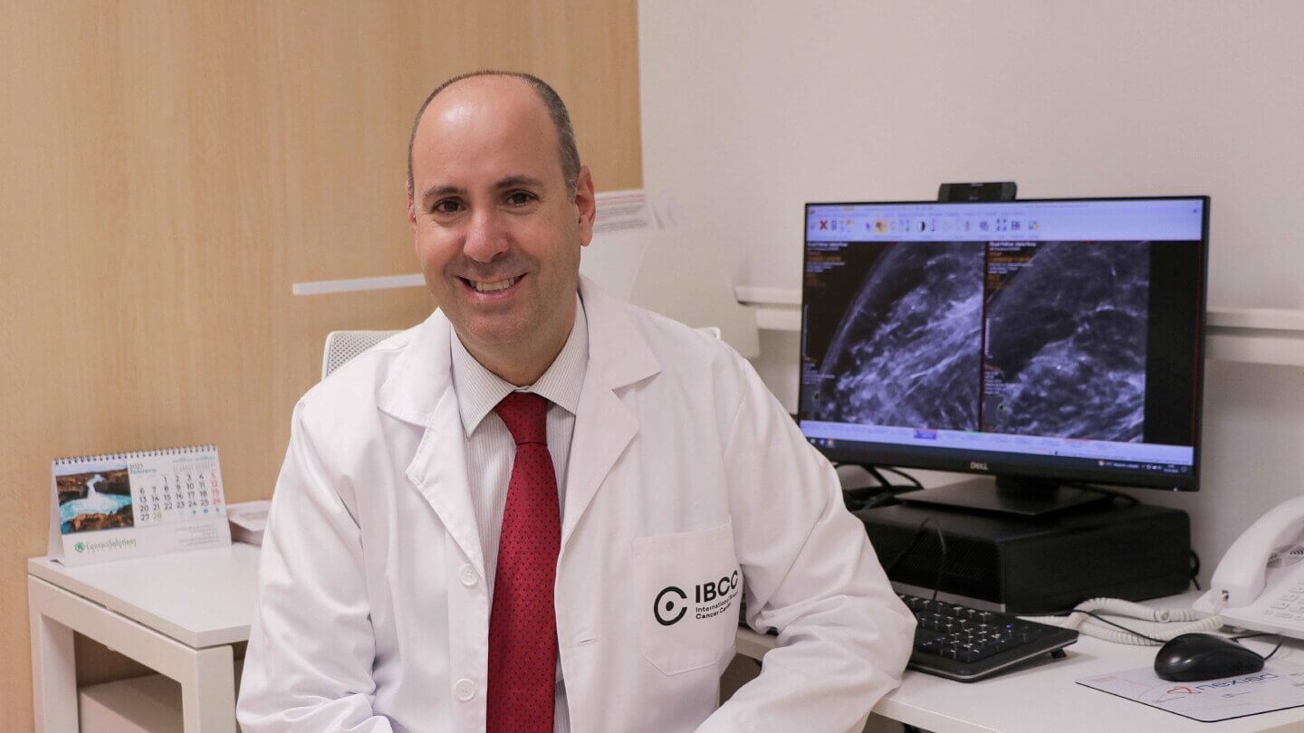 El Dr. Javier Cortés, reconocido como uno de los 10 mejores oncólogos ...